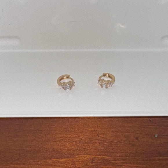 NWOT Unbranded Small Gold Hoops with 3 Clear Stones - Picture 4 of 5